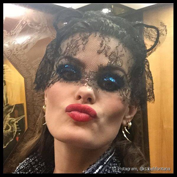 Durante o carnaval, Isabeli Fontana postou em seu Instagram uma foto em que exibia orelhas de gatinho, um esfumado azul metalizado e um batom vermelho